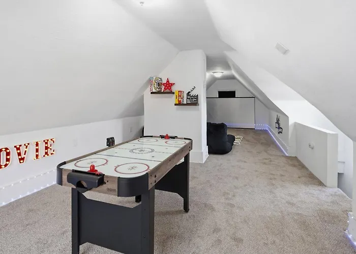 Holiday home Brand New King Suite| Movie/game Room| Coffee Bar Pittsburgh