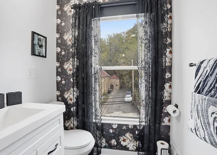 Brand New King Suite| Movie/game Room| Coffee Bar Pittsburgh