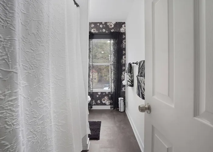 Holiday home Brand New King Suite| Movie/game Room| Coffee Bar