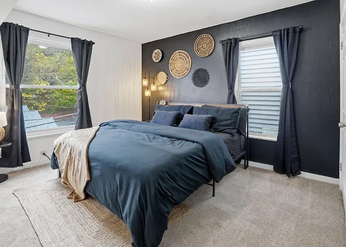 Holiday home Brand New King Suite| Movie/game Room| Coffee Bar