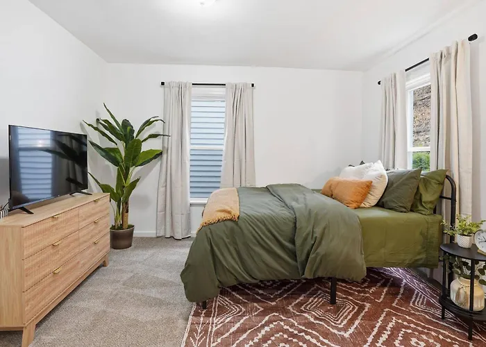 Holiday home Brand New King Suite| Movie/game Room| Coffee Bar Pittsburgh