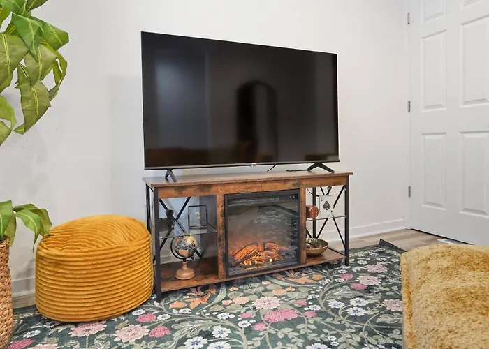 Holiday home Brand New King Suite| Movie/game Room| Coffee Bar