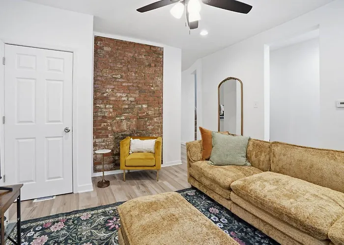 Holiday home Brand New King Suite| Movie/game Room| Coffee Bar *