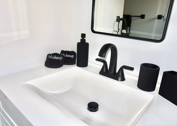 Holiday home Brand New King Suite| Movie/game Room| Coffee Bar *